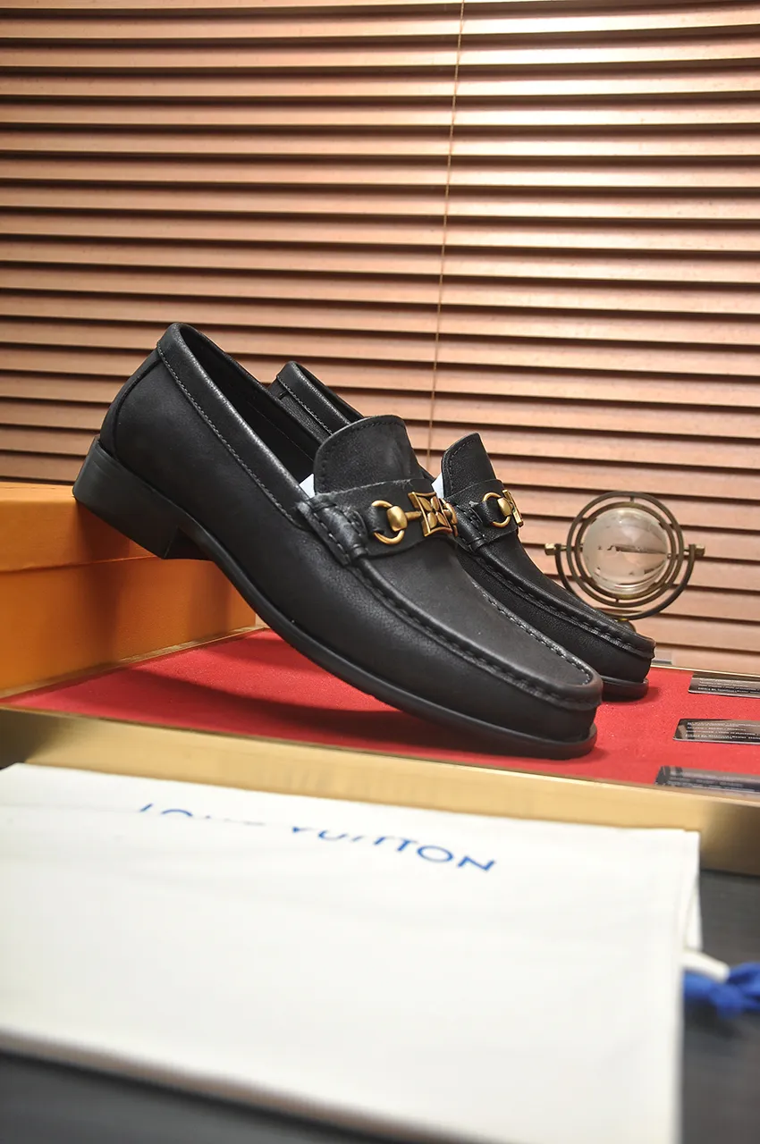 Men's men's shoes 💰520💶 [LV] (original single cowhide lining) 🍀LV's latest genuine leather business suit shoes are launched simultaneously on the official website. The first-layer cowhide imported from Italy is made of heavy gold, 💥official website 1:1 rubber outsole. Versatile to wear, high-end without losing class, and the color combination is extraordinary. This four-season style is alluring when worn on your feet, showing off your big-name flair. Standard code 38-45 (45 customized)